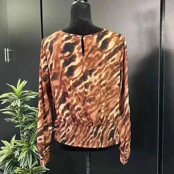 bar III Round v-cut neck, keyhole, long sleeve elastic waist back animal print - Picture 3 of 14
